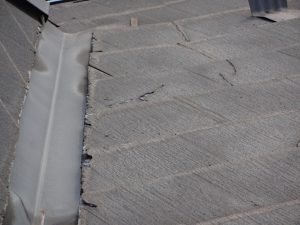 割れた化粧スレート屋根材