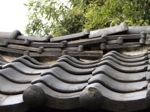 崩れた棟瓦