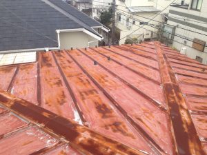 劣化したトタン屋根