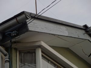 劣化した破風板