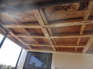 崩れかけている屋根