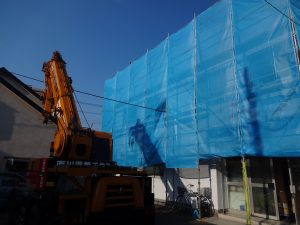 仮設足場と重機