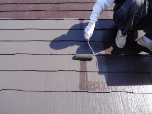 屋根塗装の作業中
