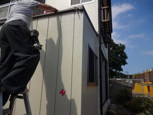 雨樋の金具取付け