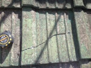 セメント瓦のひび割れ