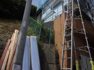 屋根材の荷揚げ