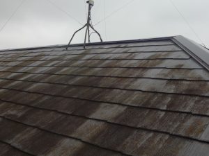 コケや汚れが付着して劣化した屋根