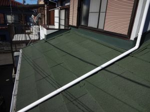 下屋根上縦樋の取付け