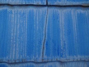 ひび割れしたスレート屋根