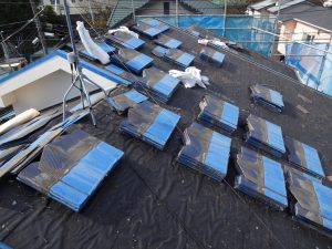 解体して並べてあるスレート屋根