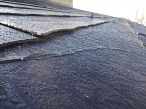 劣化した屋根材