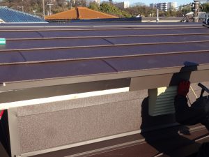 破風板金取付け