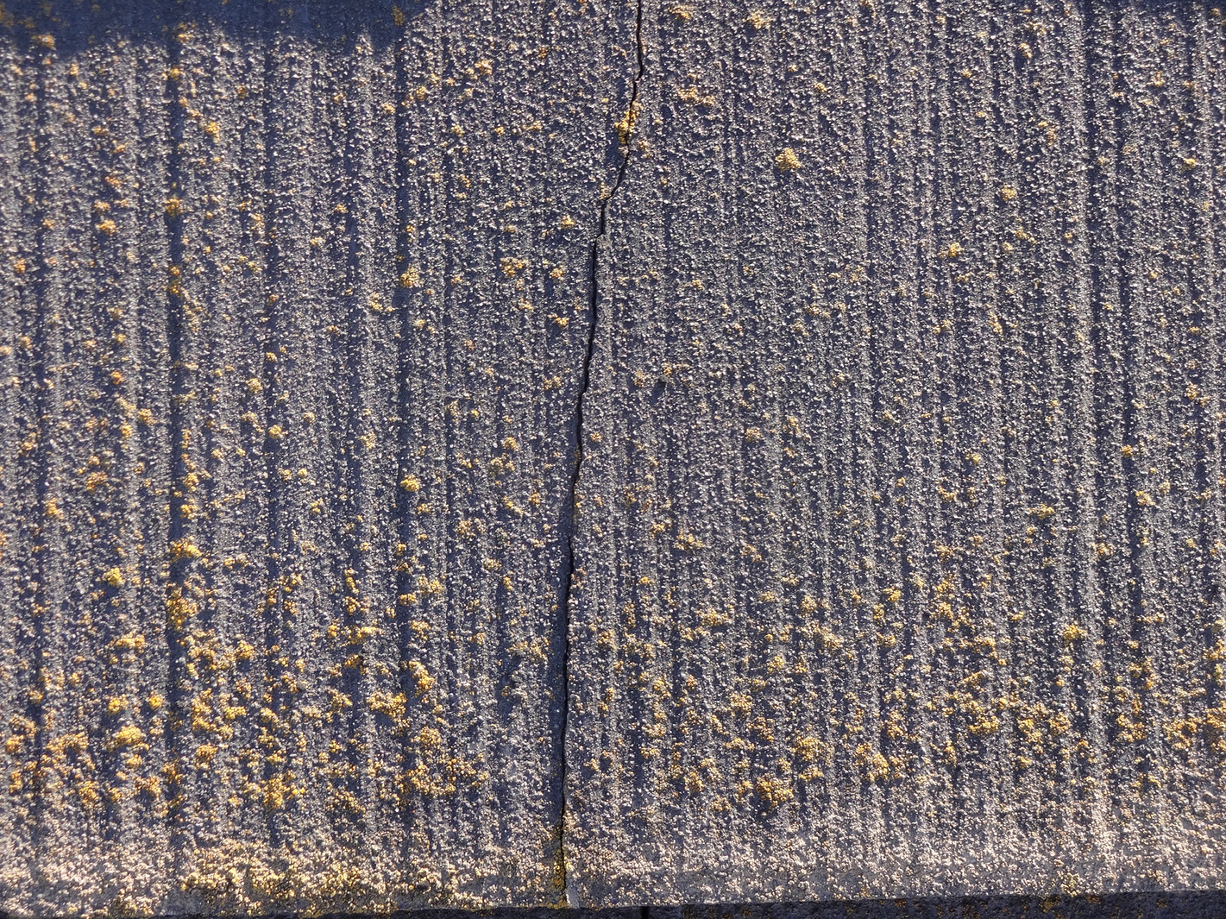 屋根材ひび割れ