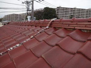 劣化した棟瓦の漆喰