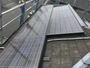 太陽光が設置された劣化した屋根