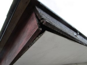 劣化した破風板
