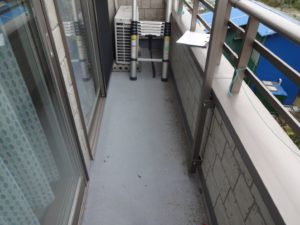 劣化したベランダ