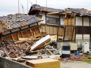 倒壊した瓦屋根