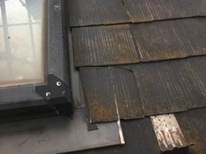 割れている屋根材