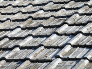 劣化したセメント瓦