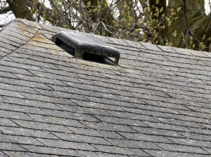 劣化したシングル屋根