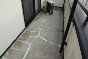 ベランダ床のコーキング