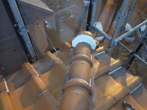 鬼瓦の漆喰補修