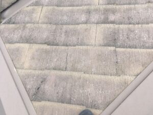 ひび割れた屋根