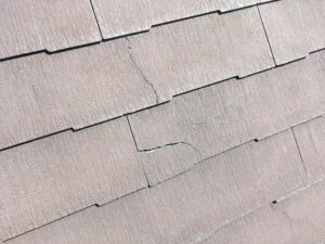 ひび割れた屋根