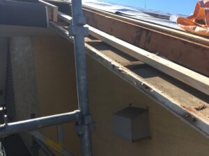 正面破風板解体