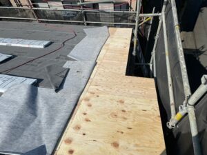 正面野地板張り