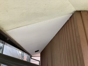 軒天カバー施工中