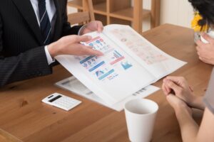 説明をする営業マン