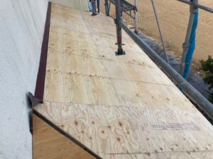 下屋根野地板張り