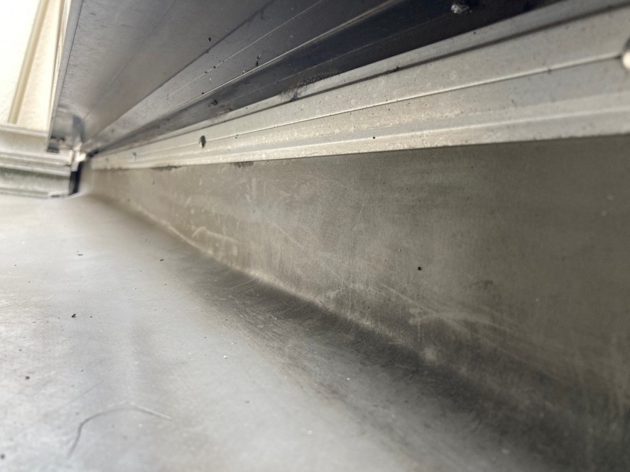 雨戸下部の雨漏り箇所