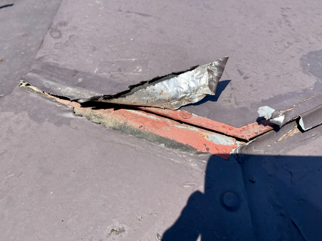 錆びた鉄板屋根