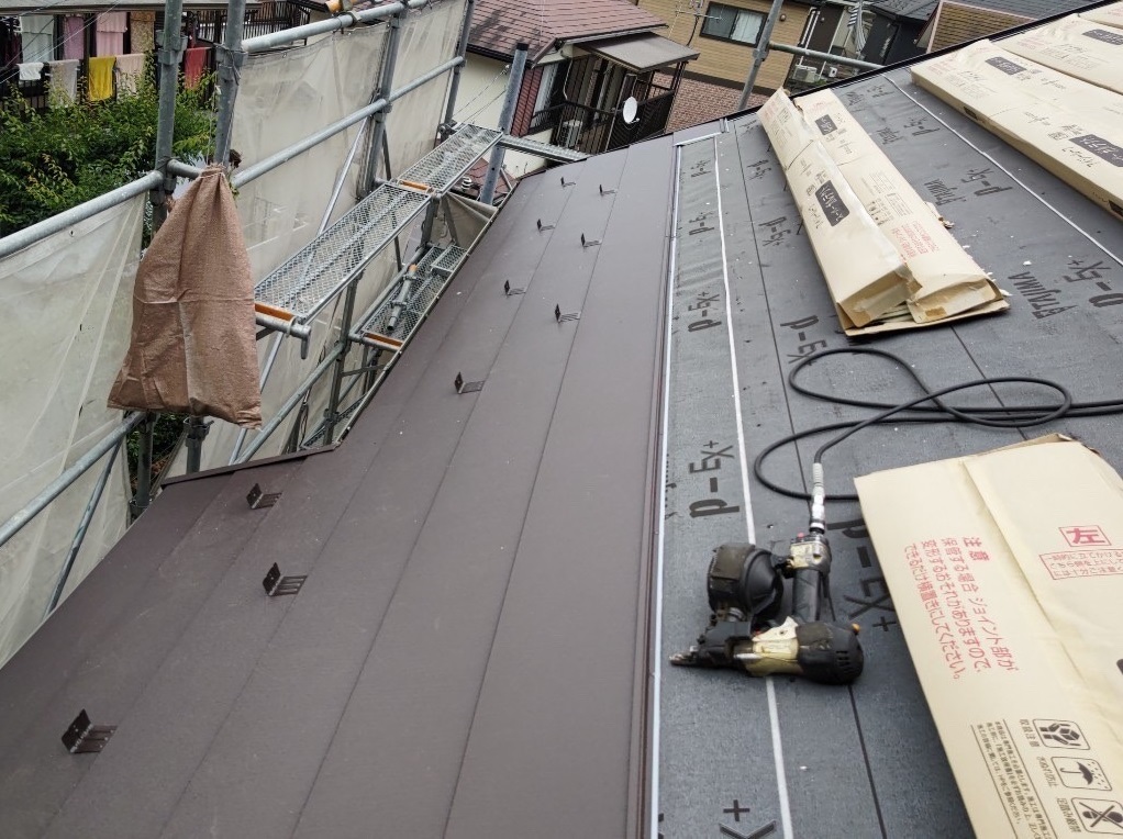 新規屋根材張り