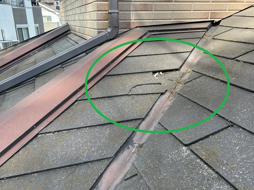 下屋根のひび割れ