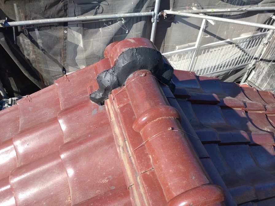 鬼瓦の漆喰塗り