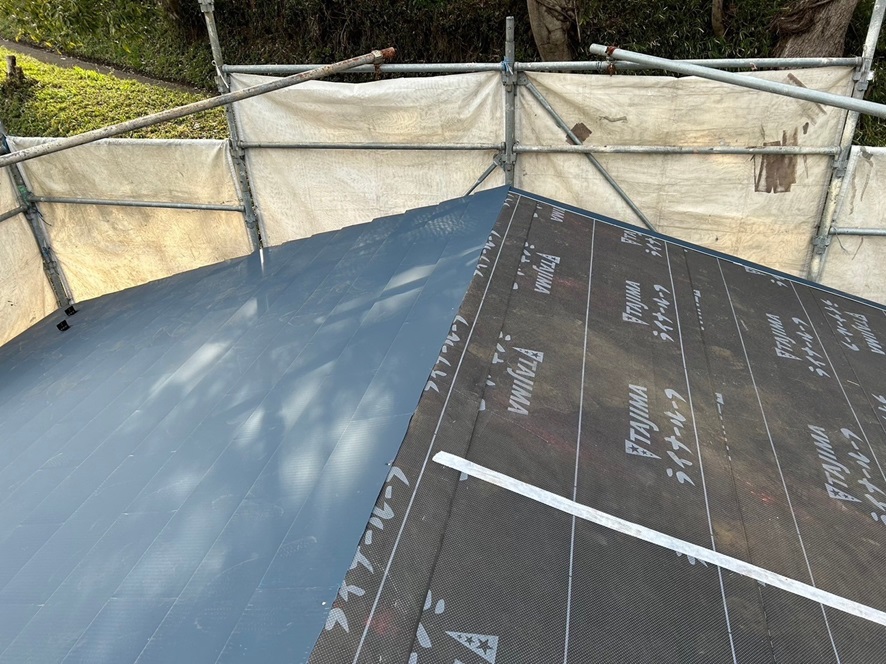 新規屋根材張り