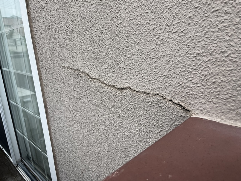 外壁ひび割れ