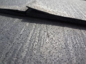 浮いているスレート屋根
