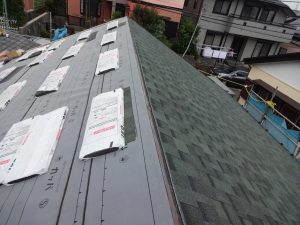新規屋根材張り
