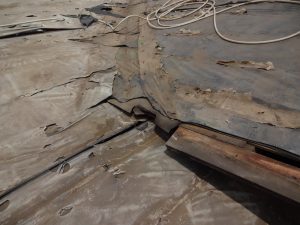 劣化したルーフィングシート