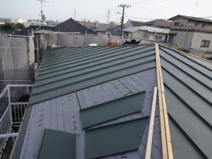 新規屋根材張り