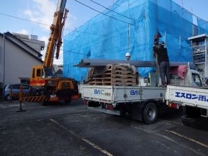 屋根材の荷揚げ作業