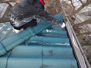 屋根下塗り作業