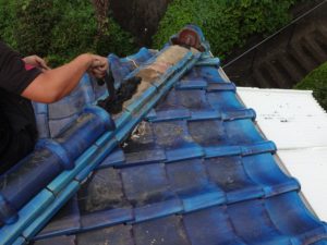 丸瓦の漆喰施工