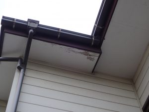 部分的な軒天の剥がれ