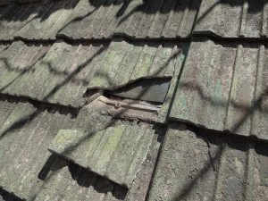 セメント瓦の割れ